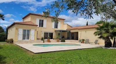 Superb Spacious Bastide-style Villa Offering 195 M2 Of Living Space On 1000 M2 Of Land With Uninterr