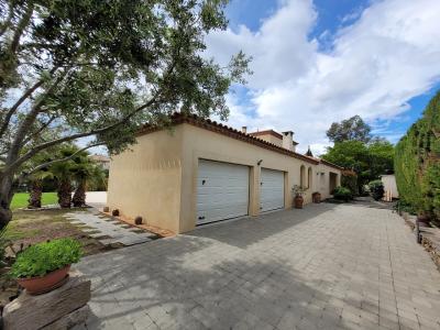 Superb Spacious Bastide-style Villa Offering 195 M2 Of Living Space On 1000 M2 Of Land With Uninterr