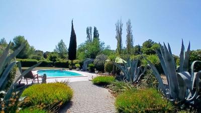 Charming Single Storey Villa With 190 M2 Of Living Space On A 3135 M2 Landscaped Plot With Pool Supe