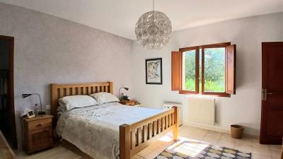 Charming Single Storey Villa With 190 M2 Of Living Space On A 3135 M2 Landscaped Plot With Pool Supe