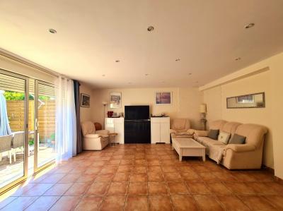 Pleasant City House With 3 Bedrooms, Garage, Courtyard, Garden And Roof Terrace, In A Quiet Area.