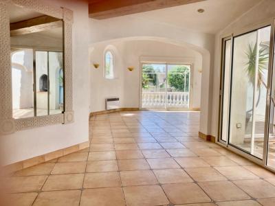A Lovely Languedocienne Architect Villa With 3 Bedrooms, Garage, Terraces And Courtyard With Pool, O
