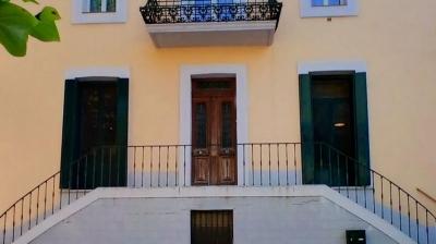 Charming Winegrower\'s House To Modernise Offering 2 Apartments, A Large Garage An Attic And A Spaci