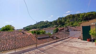 Charming Winegrower\'s House To Modernise Offering 2 Apartments, A Large Garage An Attic And A Spaci