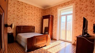 Charming Winegrower\'s House To Modernise Offering 2 Apartments, A Large Garage An Attic And A Spaci