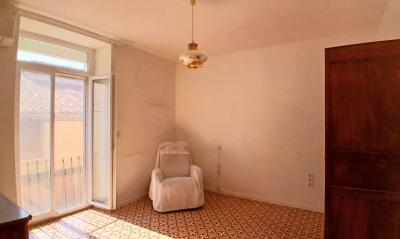 Charming Winegrower\'s House To Modernise Offering 2 Apartments, A Large Garage An Attic And A Spaci