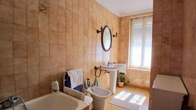 Charming Winegrower\'s House To Modernise Offering 2 Apartments, A Large Garage An Attic And A Spaci