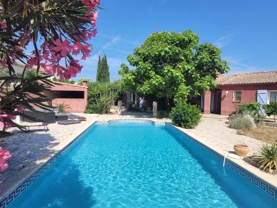 Villa To Refresh With 204 M2 Of Living Space On 1200 M2 Of Land With Swimming Pool In The Heart Of T