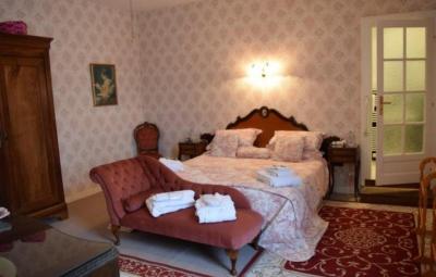 &#8364;189000 - Between Civray & Lizant : Large 5 Bedroom House - Established B&b Business