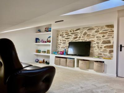 Character Stone Village House, Entirely Renovated, With 200 M2 Of Living Space Offering 4 Bedrooms,