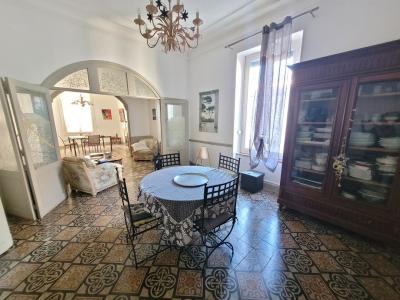 Superb Town House With 300 M2 Of Living Space With Its Former Wine Storehouse, Garden And Swimming P