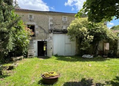 &#8364;265000 - Beautiful Village House With Lovely Exterior And Outbuildings