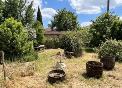 &#8364;265000 - Beautiful Village House With Lovely Exterior And Outbuildings