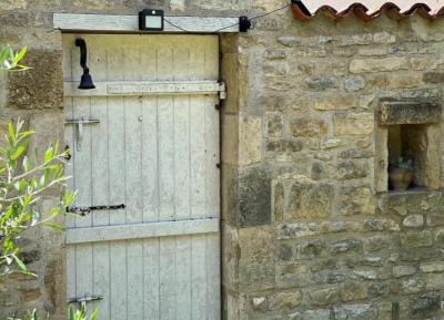 &#8364;265000 - Beautiful Village House With Lovely Exterior And Outbuildings