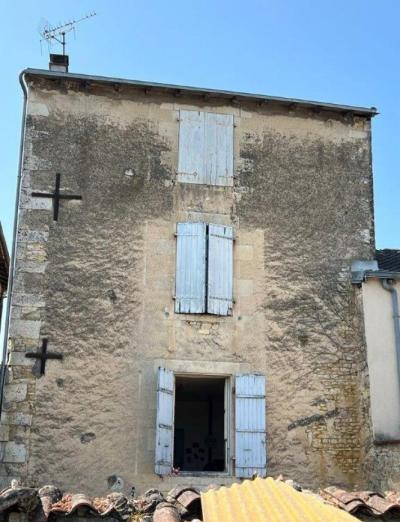 &#8364;118795 - Investment Property. Ruffec Town Centre