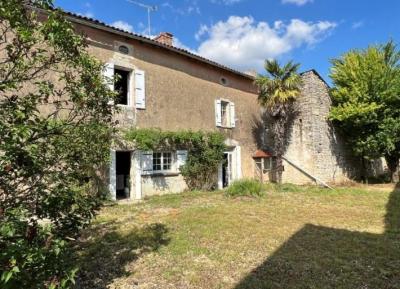 &#8364;117700 - Old 4 Bedroom House With Numerous Outbuildings