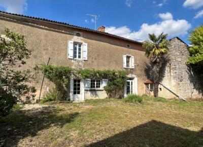 €117700 - Old 4 Bedroom House With Numerous Outbuildings