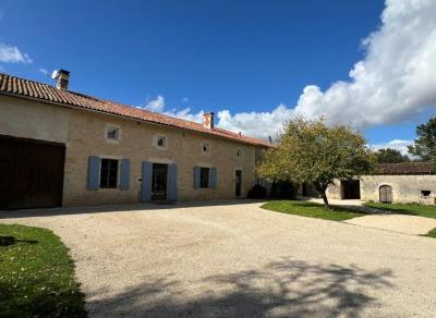 &#8364;271275 - Superb 17th Century \"gentilhommiere\" House With Over 4 Acres Of Land