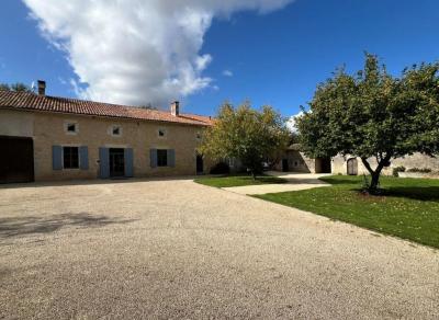 &#8364;271275 - Superb 17th Century \"gentilhommiere\" House With Over 4 Acres Of Land