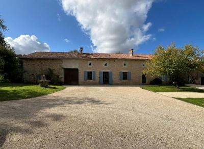 &#8364;271275 - Superb 17th Century \"gentilhommiere\" House With Over 4 Acres Of Land