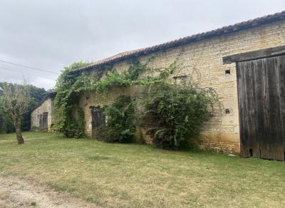 &#8364;229780 - Ancien Corps De Ferme A Blanzay Avec Potentiel Pour Faire Des Gites