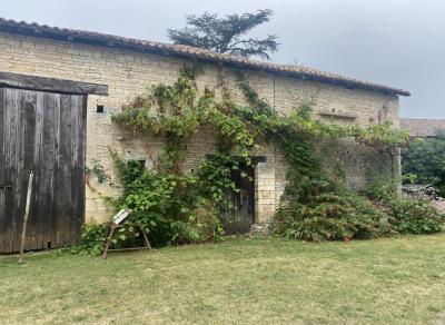 &#8364;229780 - Ancien Corps De Ferme A Blanzay Avec Potentiel Pour Faire Des Gites