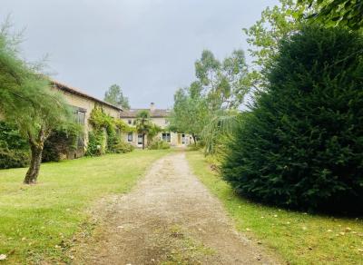 &#8364;229780 - Ancien Corps De Ferme A Blanzay Avec Potentiel Pour Faire Des Gites