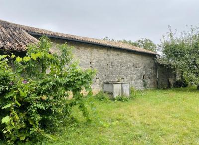 &#8364;229780 - Ancien Corps De Ferme A Blanzay Avec Potentiel Pour Faire Des Gites