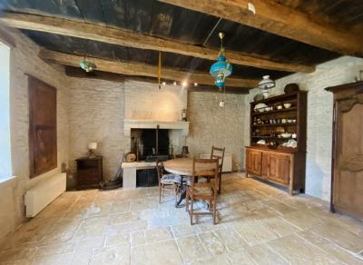 &#8364;229780 - Ancien Corps De Ferme A Blanzay Avec Potentiel Pour Faire Des Gites