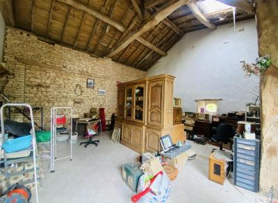 &#8364;229780 - Ancien Corps De Ferme A Blanzay Avec Potentiel Pour Faire Des Gites