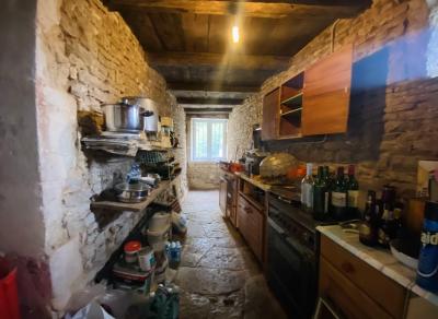 &#8364;229780 - Ancien Corps De Ferme A Blanzay Avec Potentiel Pour Faire Des Gites