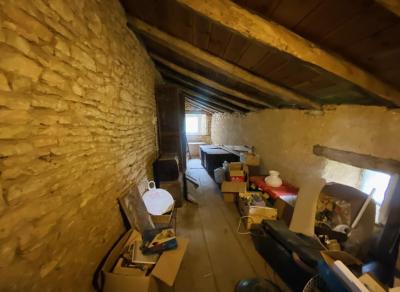 &#8364;229780 - Ancien Corps De Ferme A Blanzay Avec Potentiel Pour Faire Des Gites