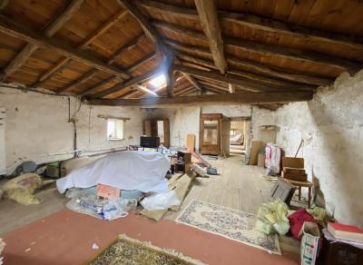 &#8364;229780 - Ancien Corps De Ferme A Blanzay Avec Potentiel Pour Faire Des Gites