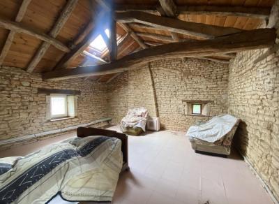 &#8364;229780 - Ancien Corps De Ferme A Blanzay Avec Potentiel Pour Faire Des Gites