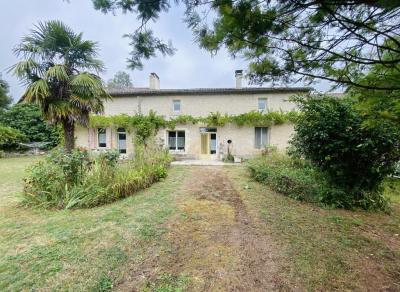 &#8364;229780 - Ancien Corps De Ferme A Blanzay Avec Potentiel Pour Faire Des Gites