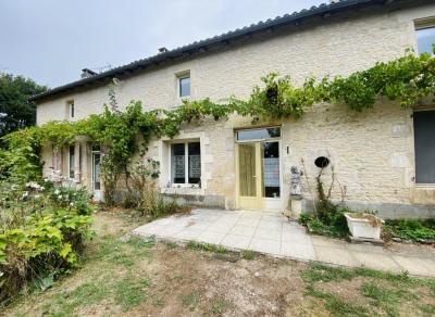 €229780 - Ancien Corps De Ferme A Blanzay Avec Potentiel Pour Faire Des Gites