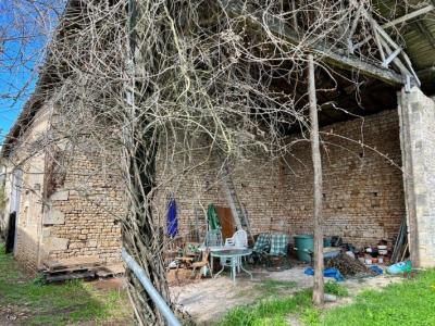 &#8364;191480 - Spacious Stone Property With Attached Barn In A Quiet Hamlet