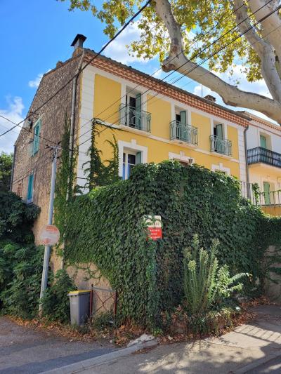 Beautiful Town House With 200 M2 Of Living Space, Garage, Small Garden And Terraces.