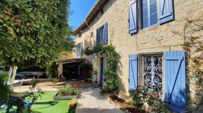 Former Stone Annex Of The 17th Century Castle Of The Village, Fully Renovated With 340 M2 Of Living