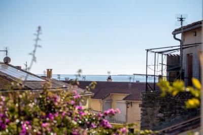 Completely Renovated Seaside House With 2 Bedrooms And Outside Space With Views. Ideal For Seasonal