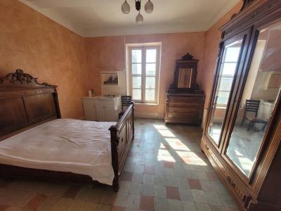 Old Character House To Renovate With 155 M2 Of Living Space Plus Separate Flat On 885 M2 Of Building
