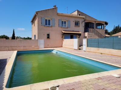 High-potential Villa With Swimming Pool And Large Plot, Close To The Sea And Beziers.