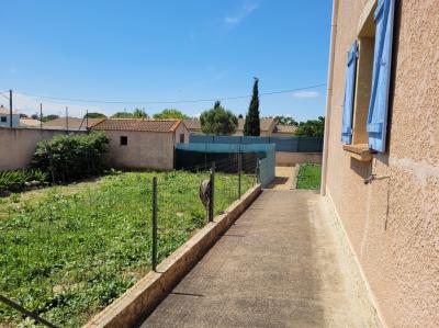 High-potential Villa With Swimming Pool And Large Plot, Close To The Sea And Beziers.
