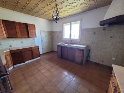 High-potential Villa With Swimming Pool And Large Plot, Close To The Sea And Beziers.