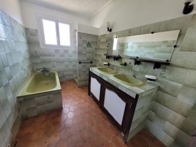 High-potential Villa With Swimming Pool And Large Plot, Close To The Sea And Beziers.