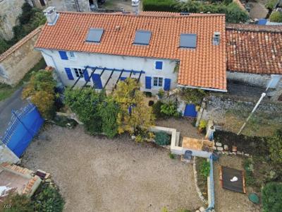 &#8364;228700 - Beautiful Charentaise House With A Pleasant Private Courtyard