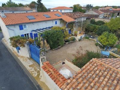 &#8364;228700 - Beautiful Charentaise House With A Pleasant Private Courtyard