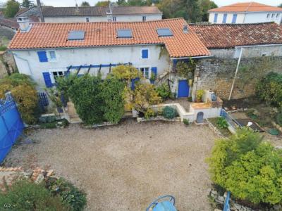 &#8364;228700 - Beautiful Charentaise House With A Pleasant Private Courtyard