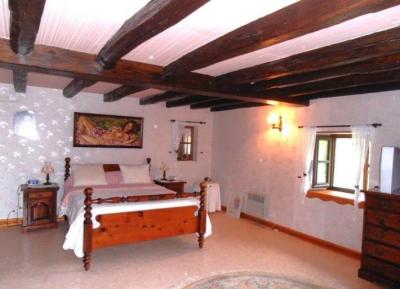 &#8364;336800 - Detached Stone Property With A Beautiful Garden