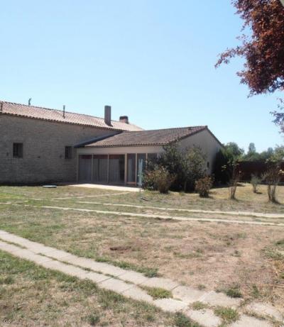 &#8364;350000 - Superb Detached Property With Pool And Gite